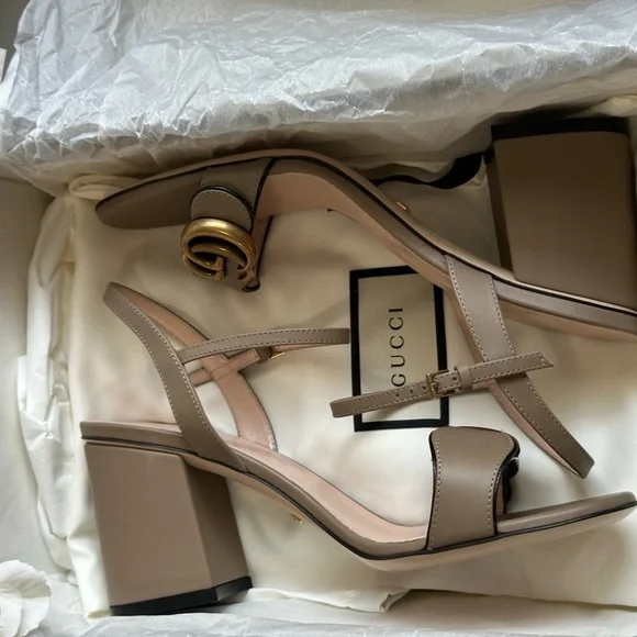 Gucci Women's Beige Heels with Gold Buckles - Picture 4 of 10